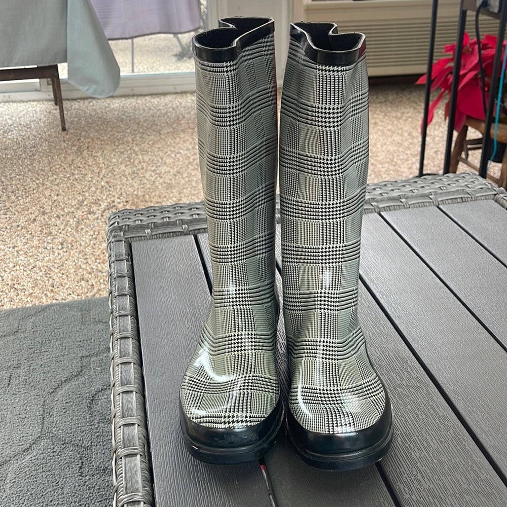 Rain boots- mid calf